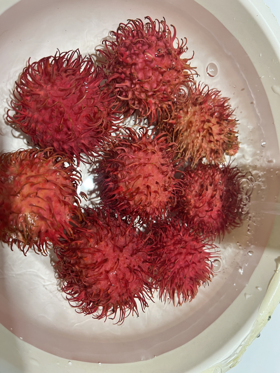 红毛丹吃法06 拨开之后,从有凹陷的顶部食用.