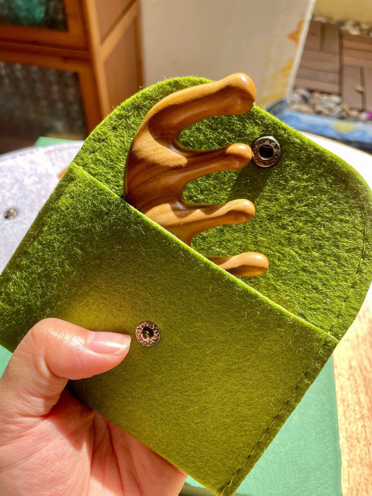 哇塞,原来正经绿檀木会变色 最近这把梳子爆单了, 肉肉在这里说明一下