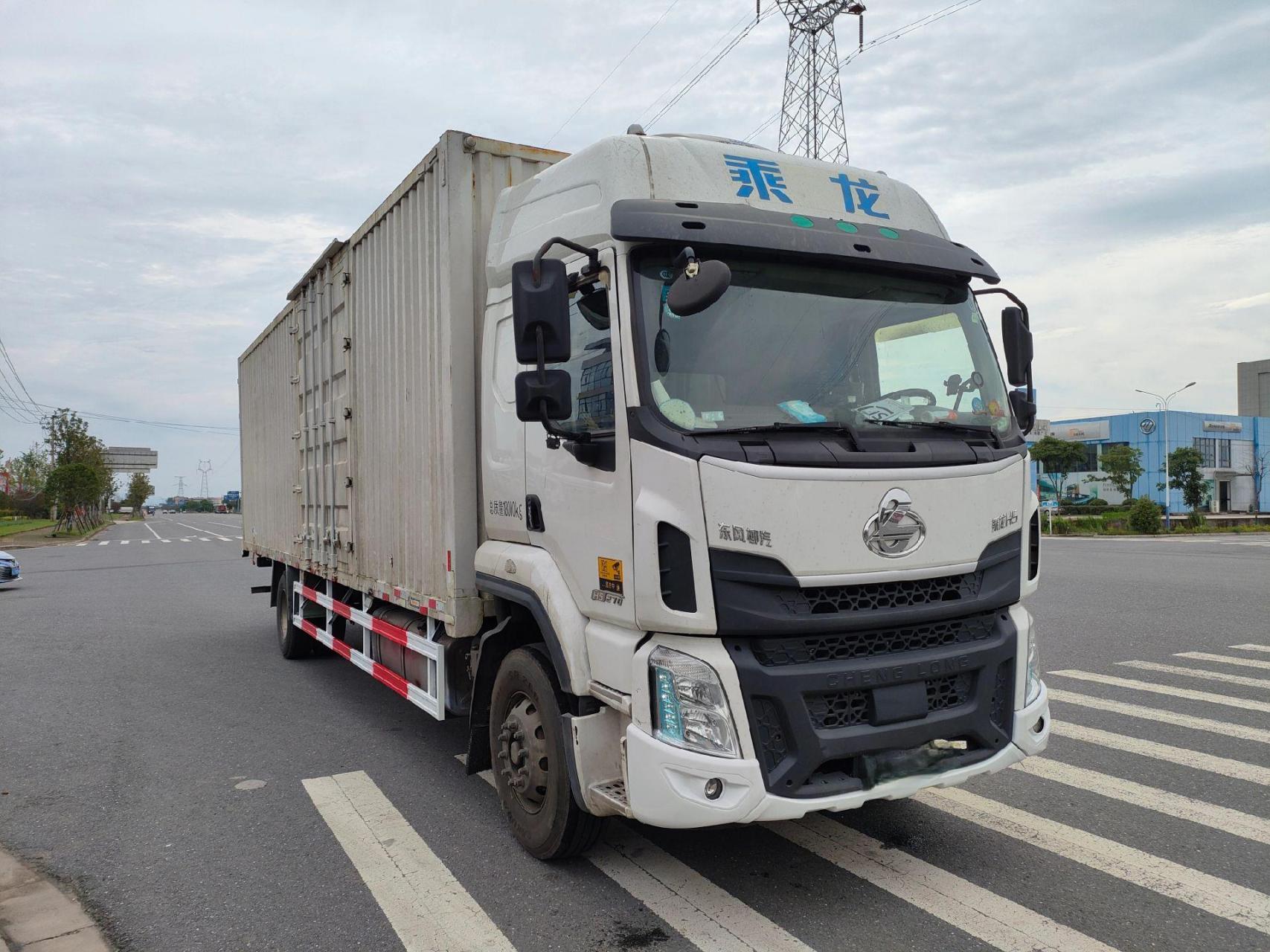 乘龙h5单桥九米八厢式货车,21年6月上户,商业险到9月份,康明斯270马力