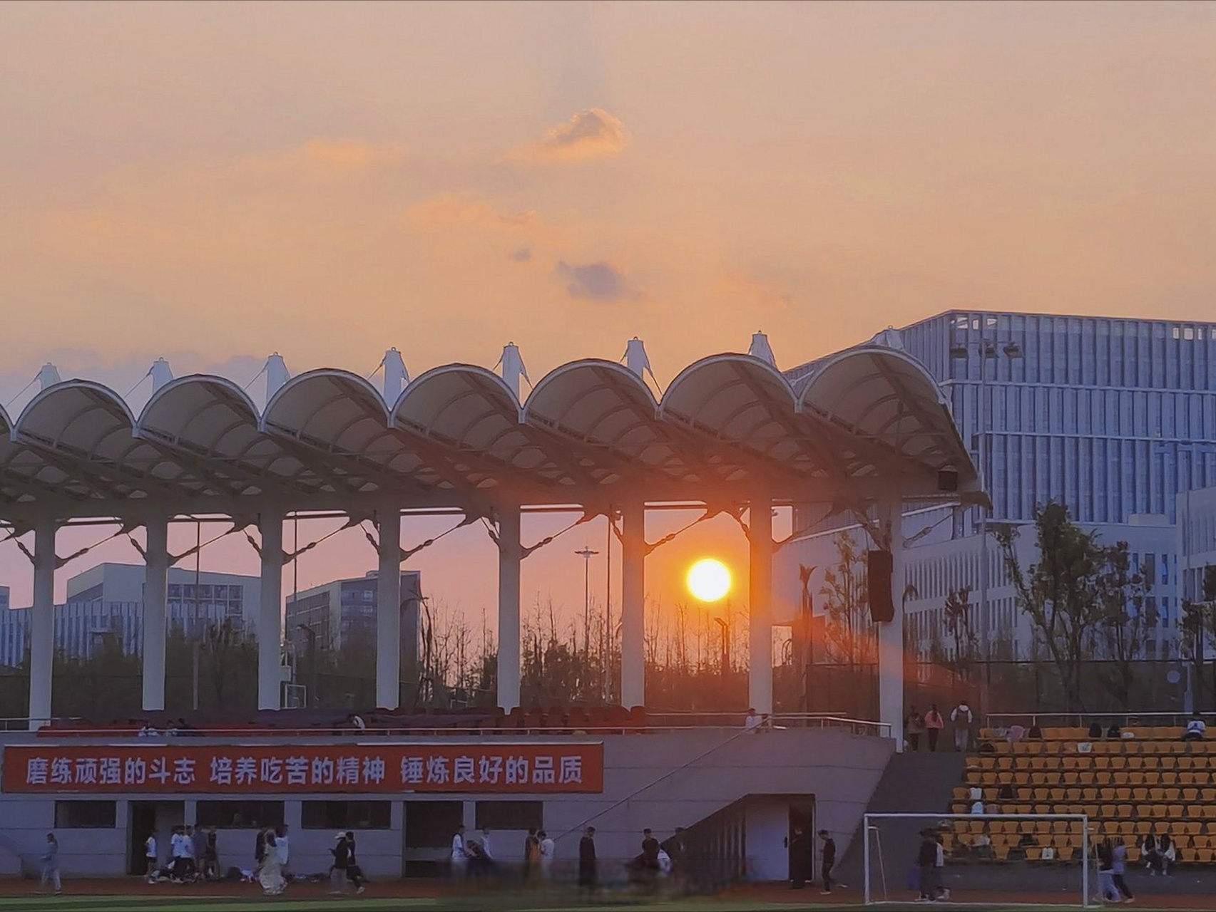 #四川轻化工大学##图说轻影#  夕阳正好,洒满校园每一处角落,照亮我们