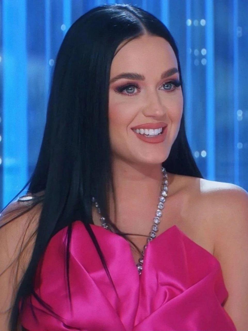 水果姐 katy perry 在新一季《美国偶像》中的造型,她怎么可以这么