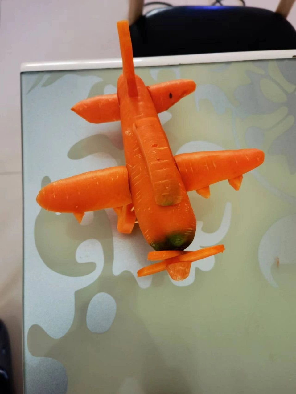 幼儿园小作业,蔬菜制作,胡萝卜做小飞机 材料:三根胡萝卜,牙签
