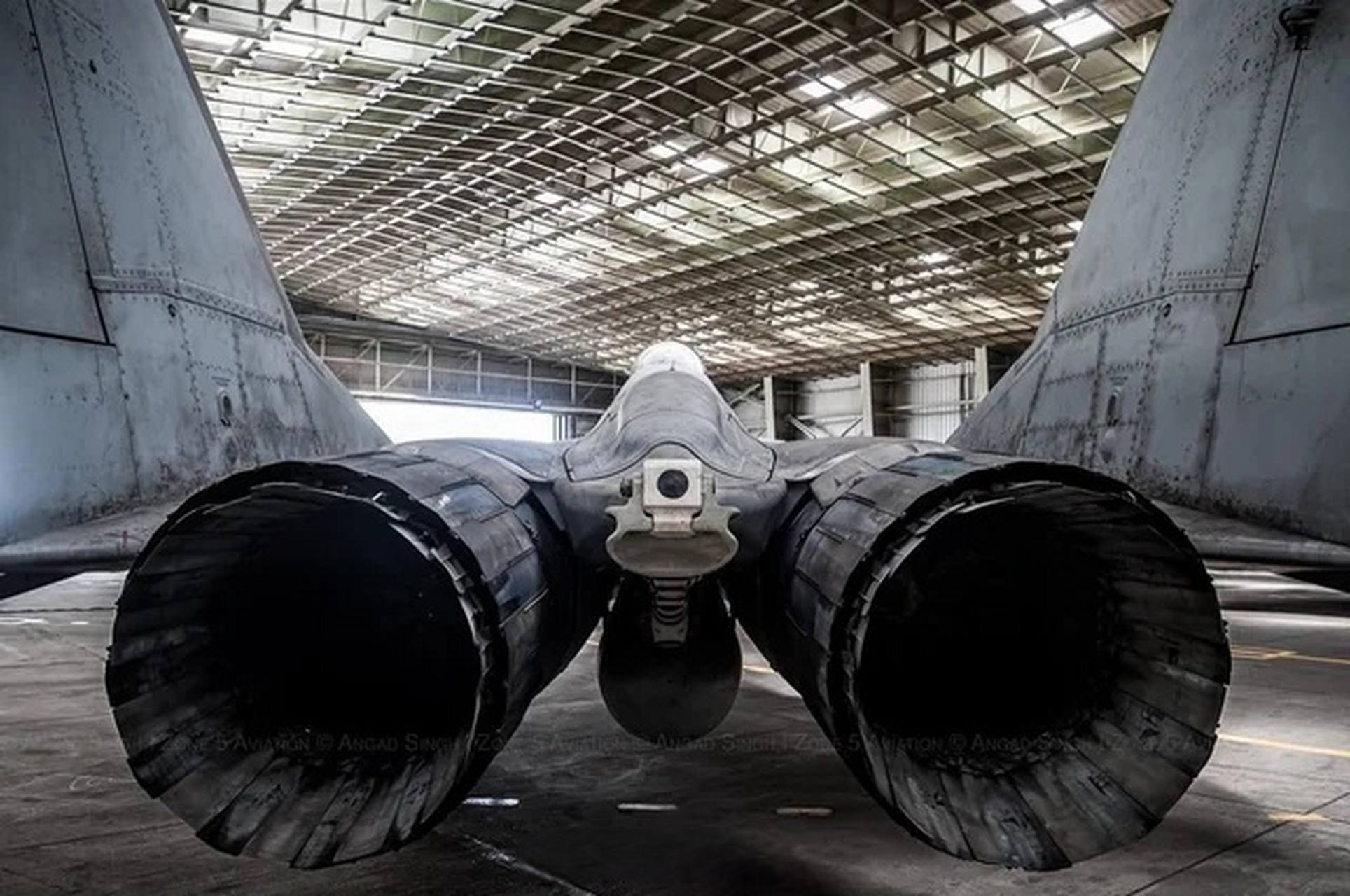 微博公开课# #趣聊军事圈# 米格-29k战斗机的尾部特写,可以直观的