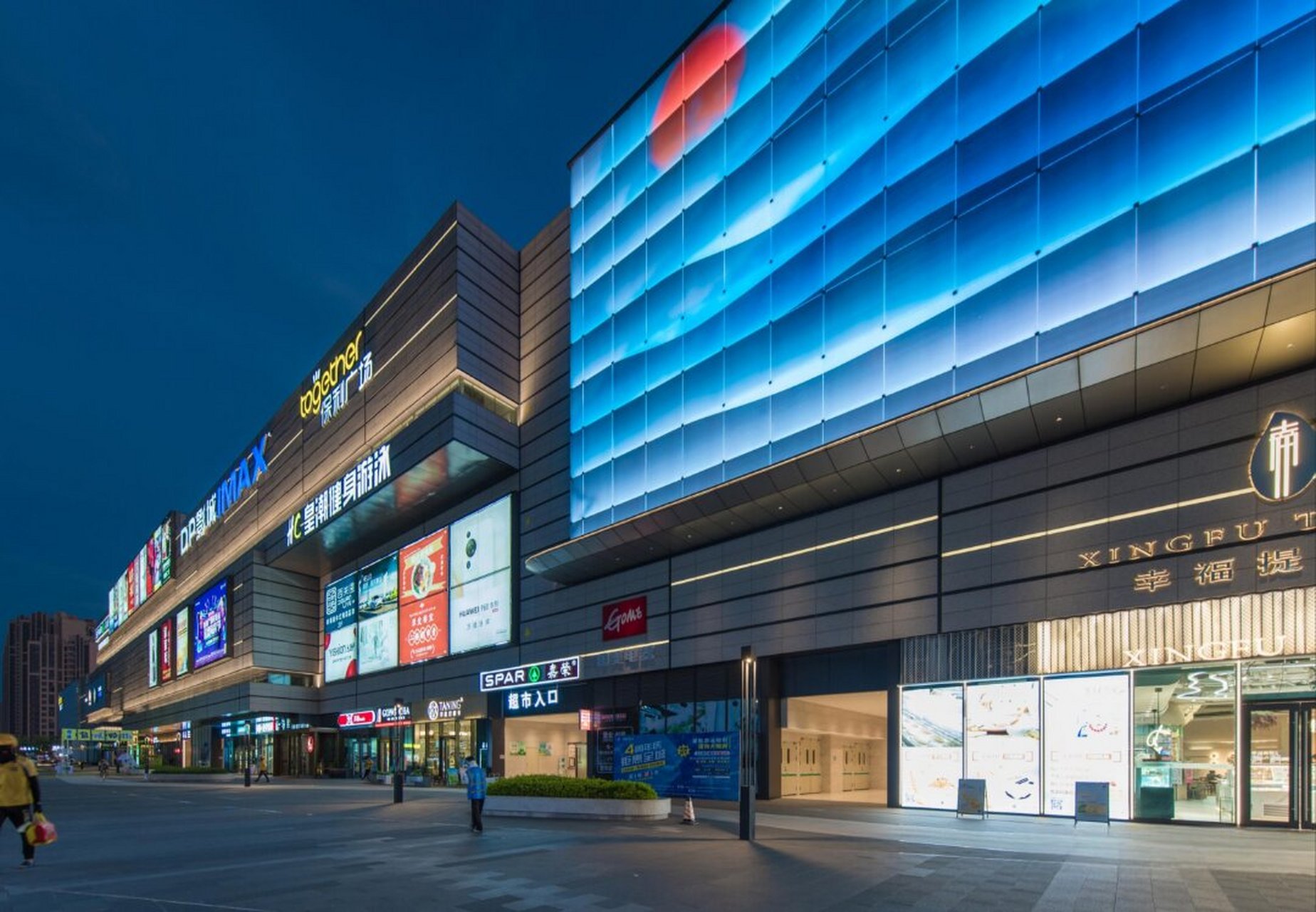 游动的光:韶关保利广场建筑照明设计 韶关保利广场位于芙蓉新城中心