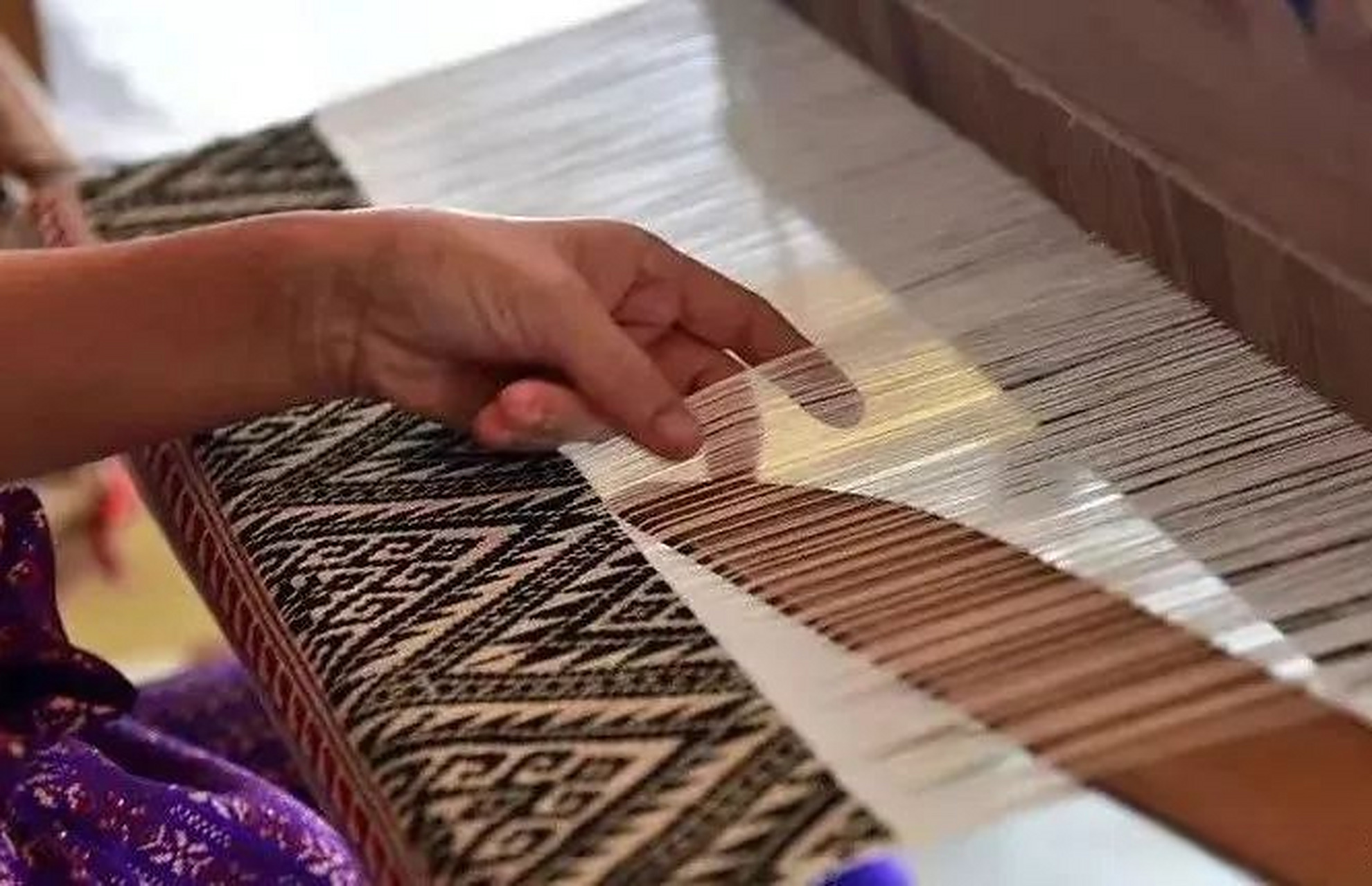 【傣族织锦技艺】傣族织锦技艺是一种古老的纺织工艺,图案的设计是