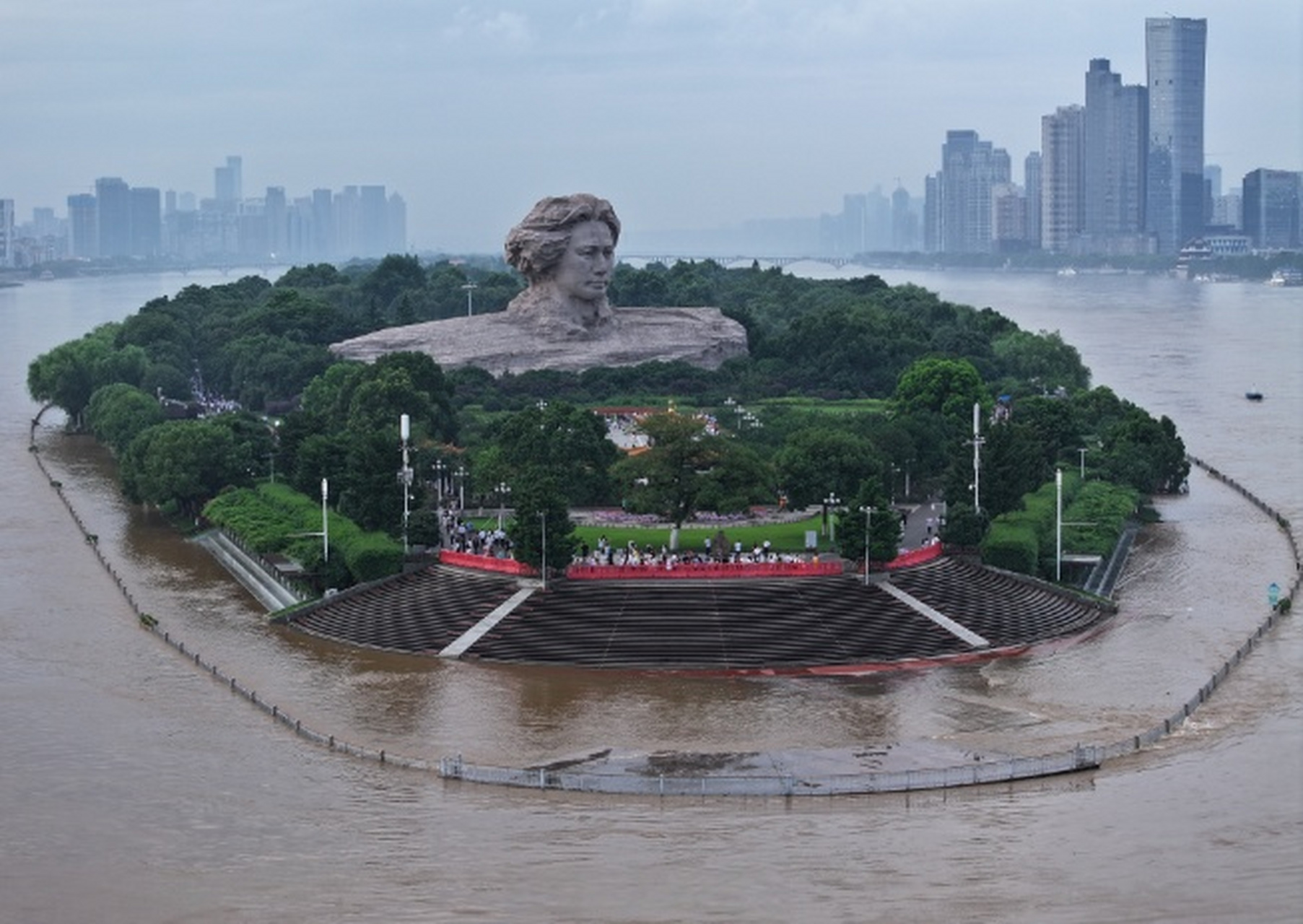 【#长沙橘子洲亲水平台被淹# 】6月19日晚,受上游持续降雨影响,长沙