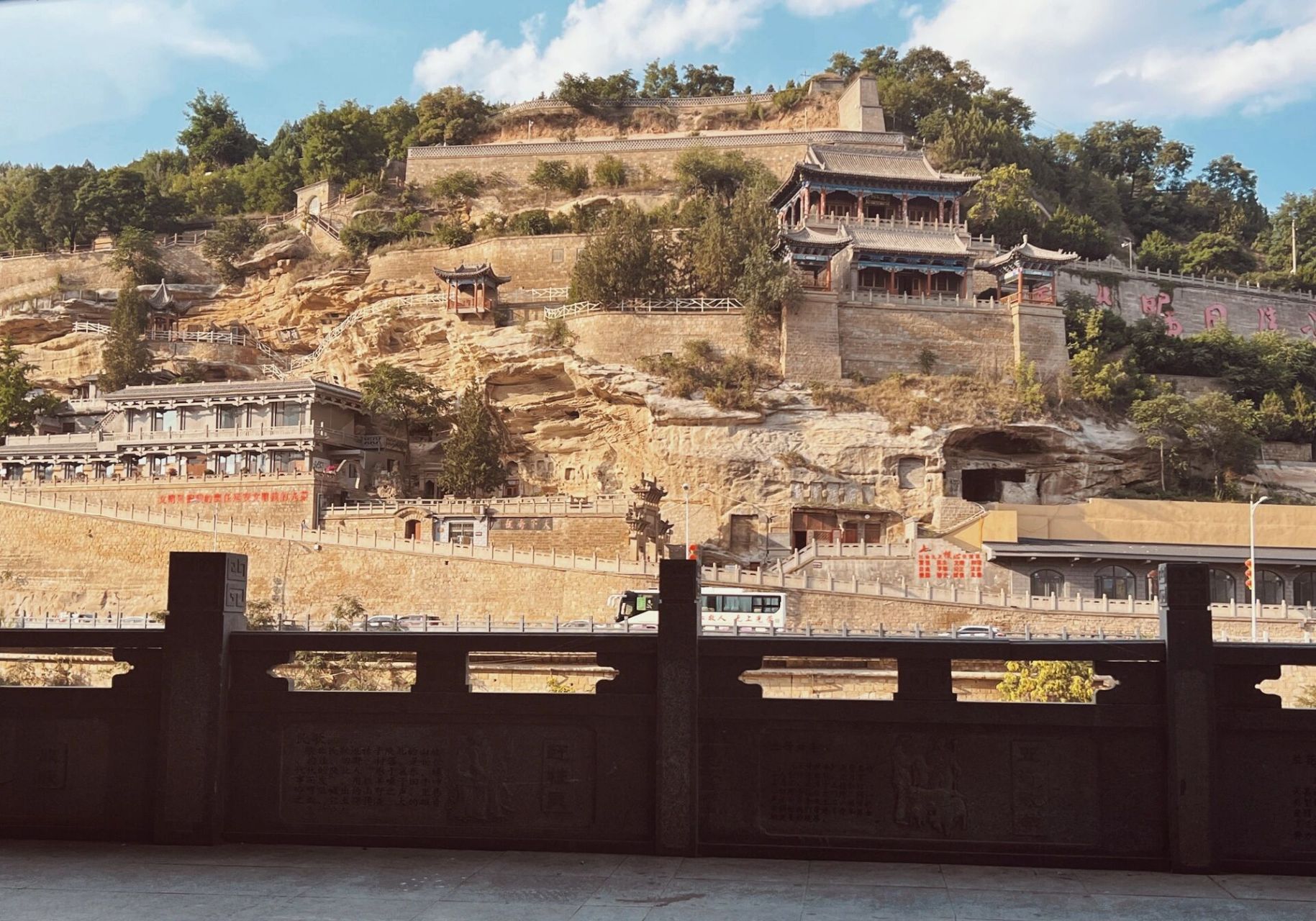 延安61清凉山上的道观 清凉山下,我正在停车,一个师傅过来帮忙指挥