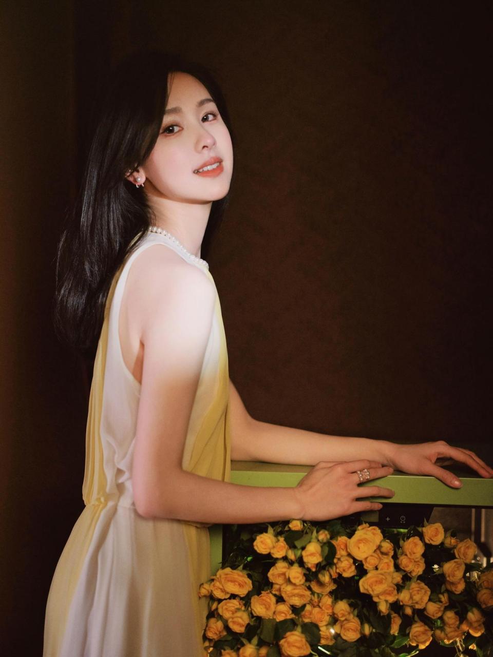 陈都灵鹅黄挂脖礼裙,温婉清丽,明媚动人!