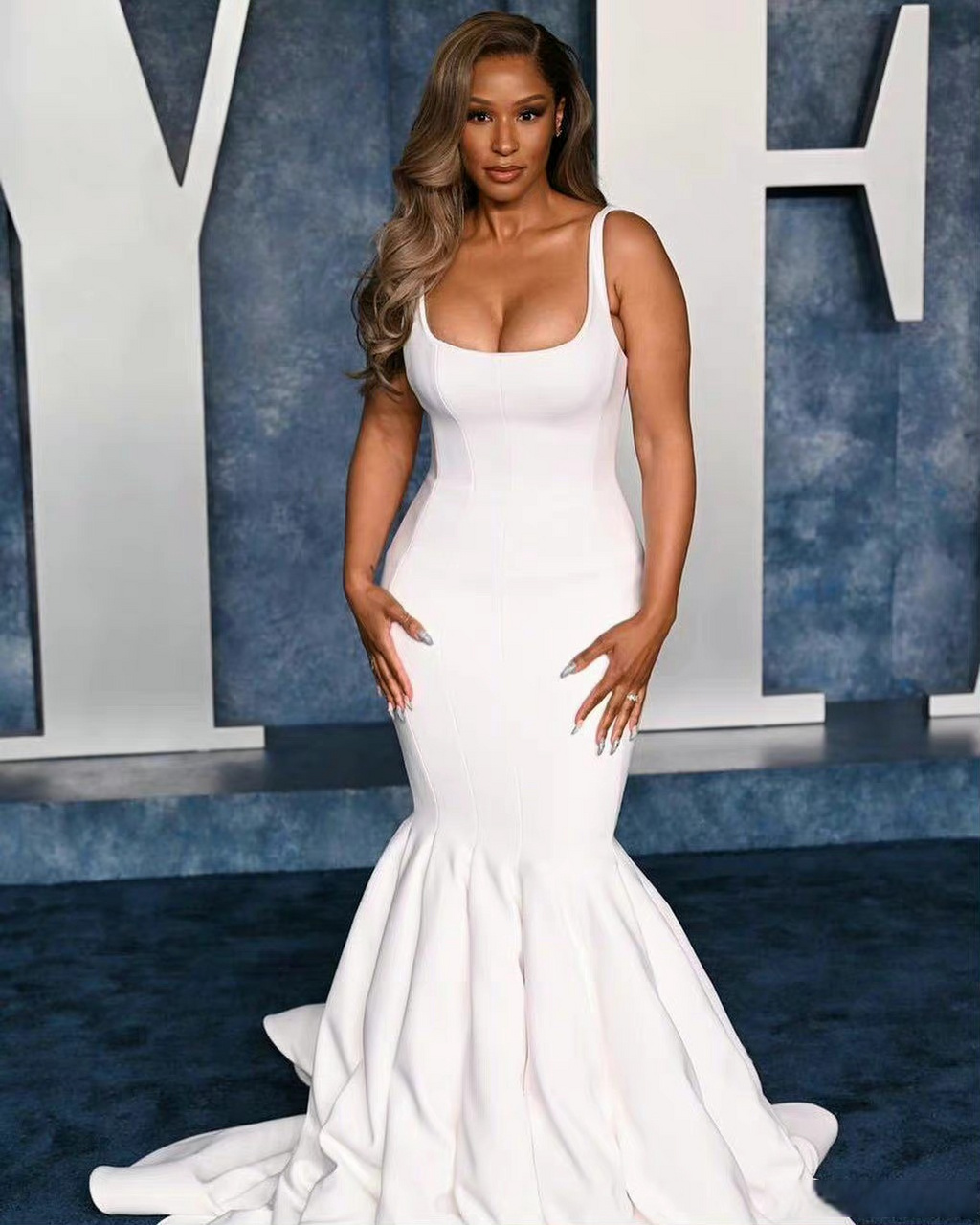 詹嫂好美[鲜花]  詹姆斯妻子萨瓦娜也去参加奥斯卡派对了,还碰见了