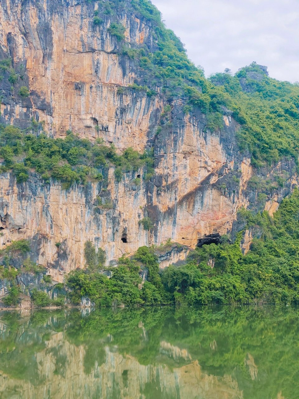 崇左市郊的花山岩画 从市区骑小电驴也能到的花山岩画 #花山岩画