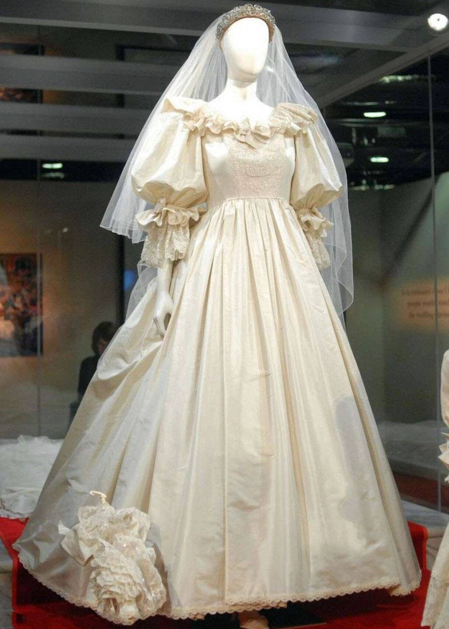 戴安娜王妃的象牙色婚纱 由英国夫妻设计师:david02emanuel02和