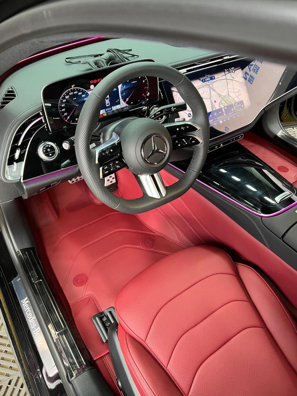奔驰e300 奔驰的红色内饰绝了.