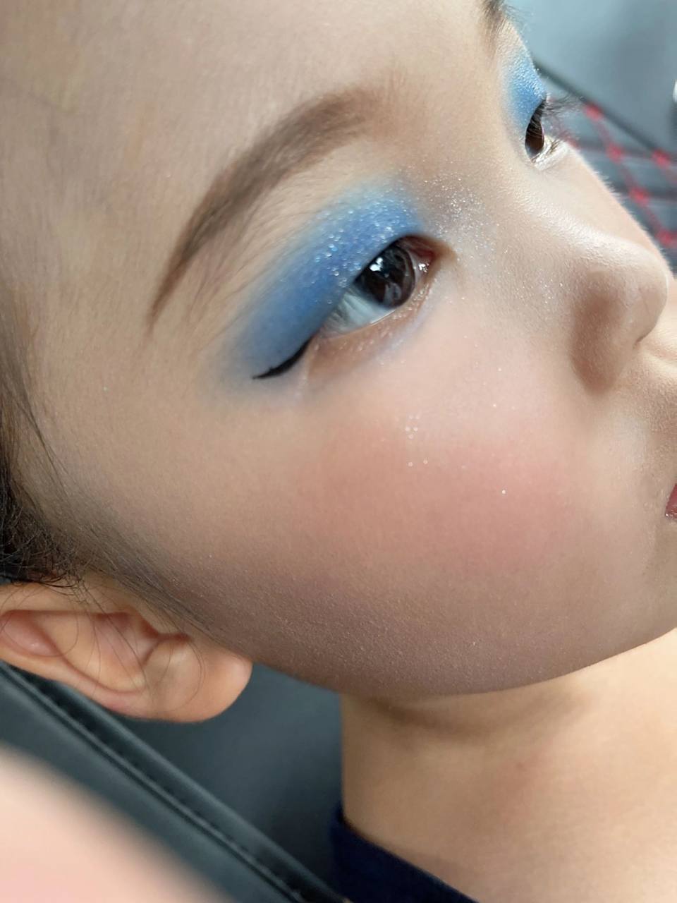 终于找到适合孩子舞台妆的蓝色眼影 今天妹子芭蕾舞表演,为了蓝色眼妆