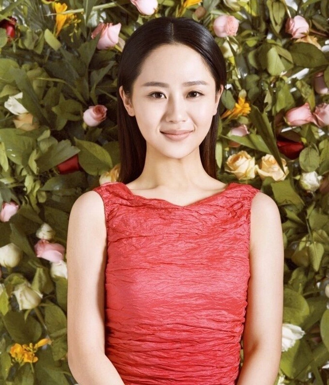 杨紫个人简介 杨紫是中国大陆内地的女演员,出生于1992年11月6日,别名