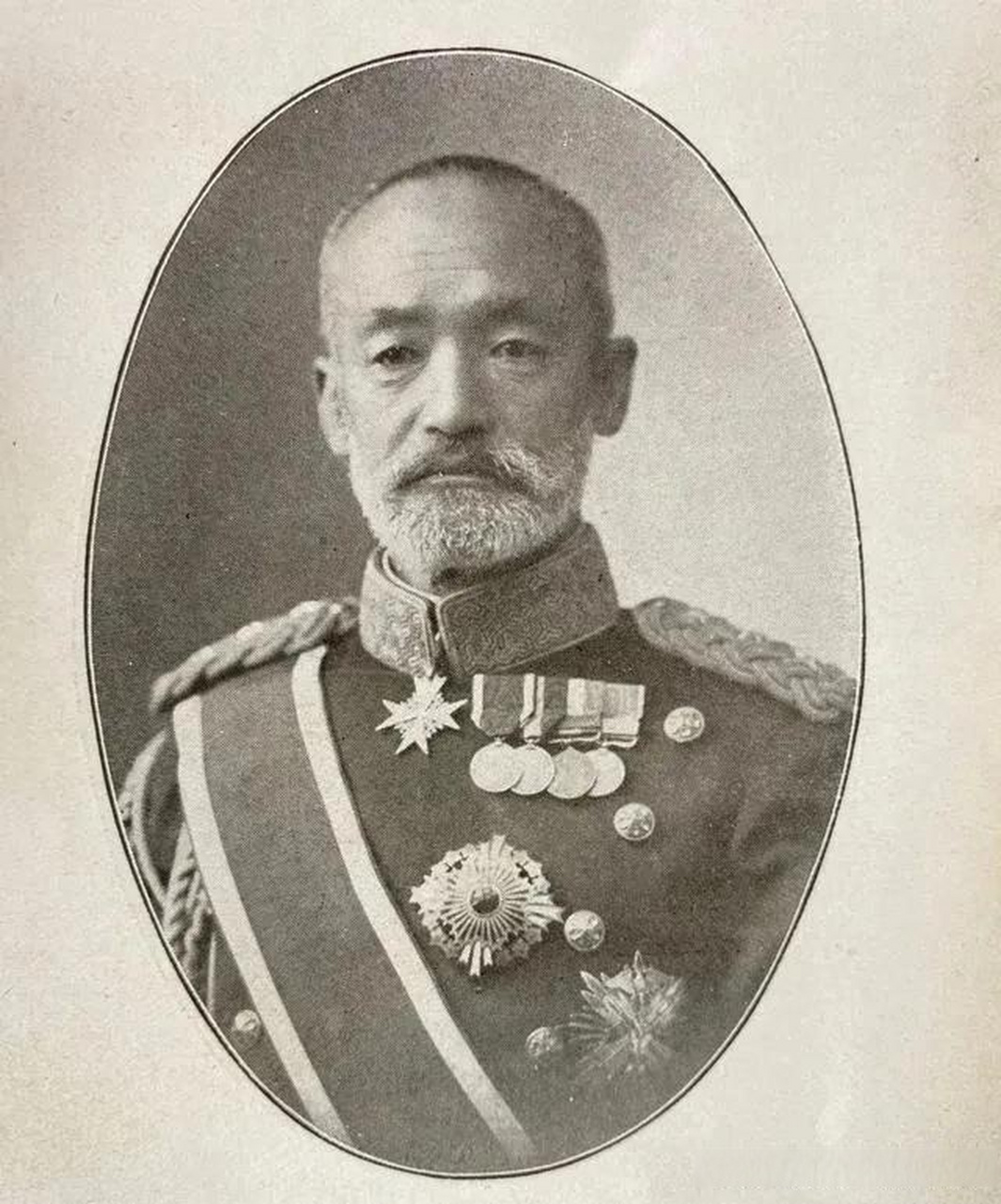 1905年1月5日,日本大将第三集团军司令~乃木希典与儿玉等人站在203