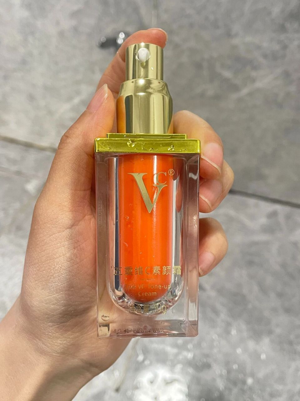 vc素颜霜真的省时又方便 它的肤感是比较清透的 很日常同时不假白 粉
