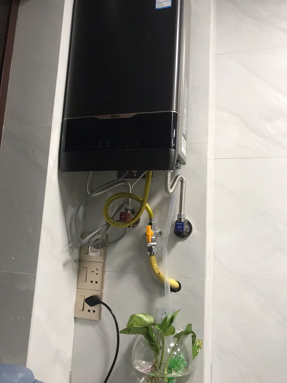 万家乐热水器踩坑了,买的时候没注意看有冷凝水排放管的,安装之后丑哭