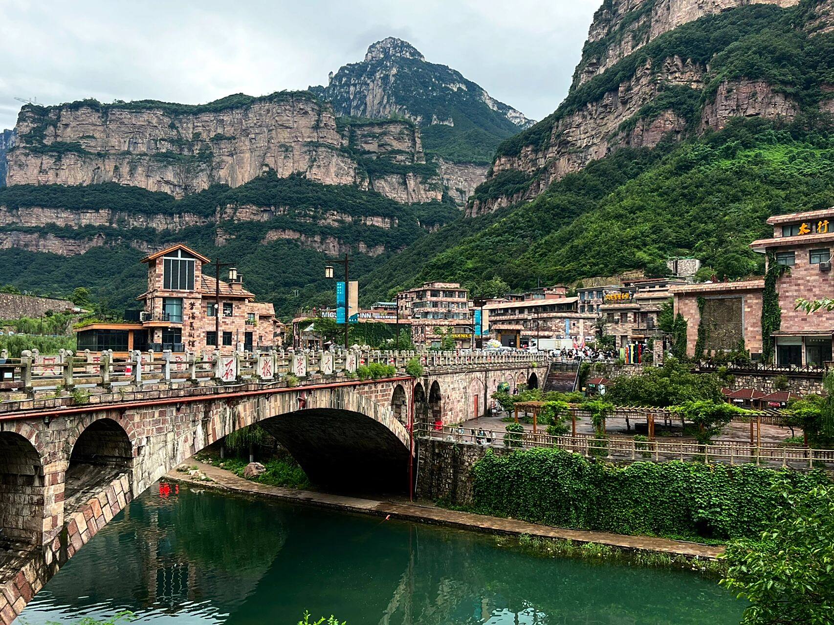 太行山大峡谷石板岩 可自驾到山上 适合周末吸氧 适合带小朋友玩水