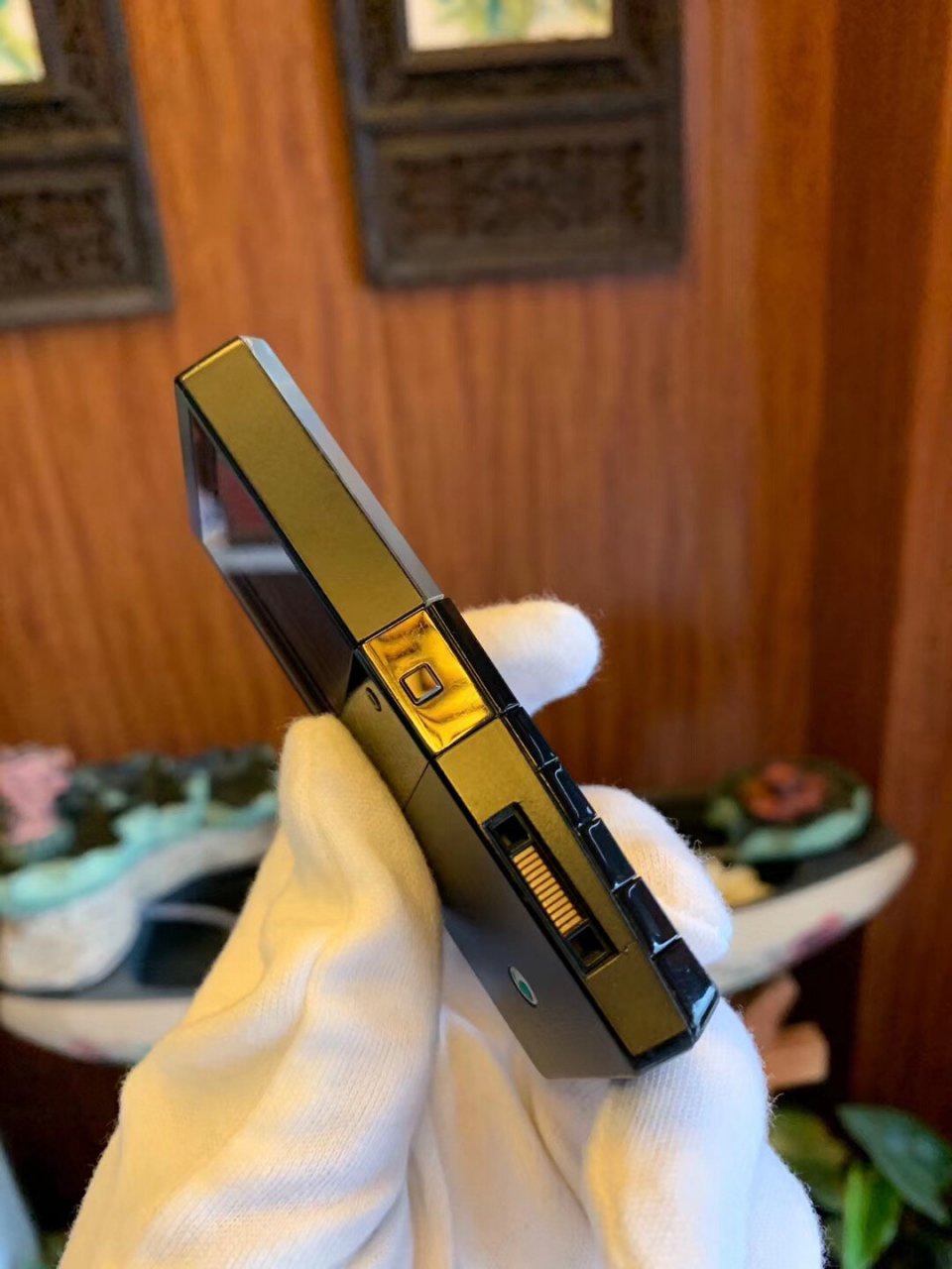 索爱 sony ericsson x5-首款透明屏幕手机 这是2009年的手机作品,乖巧