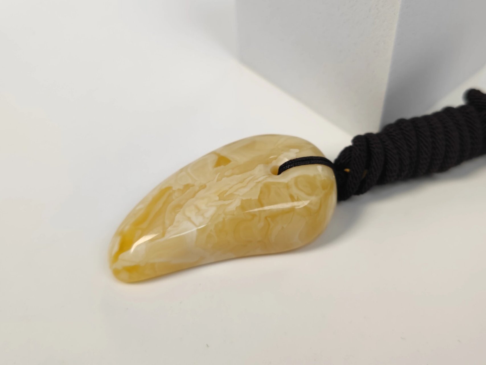 勾玉又称曲玉,是中国,朝鲜的一种首饰,呈月牙状,形似标点符号的逗号.