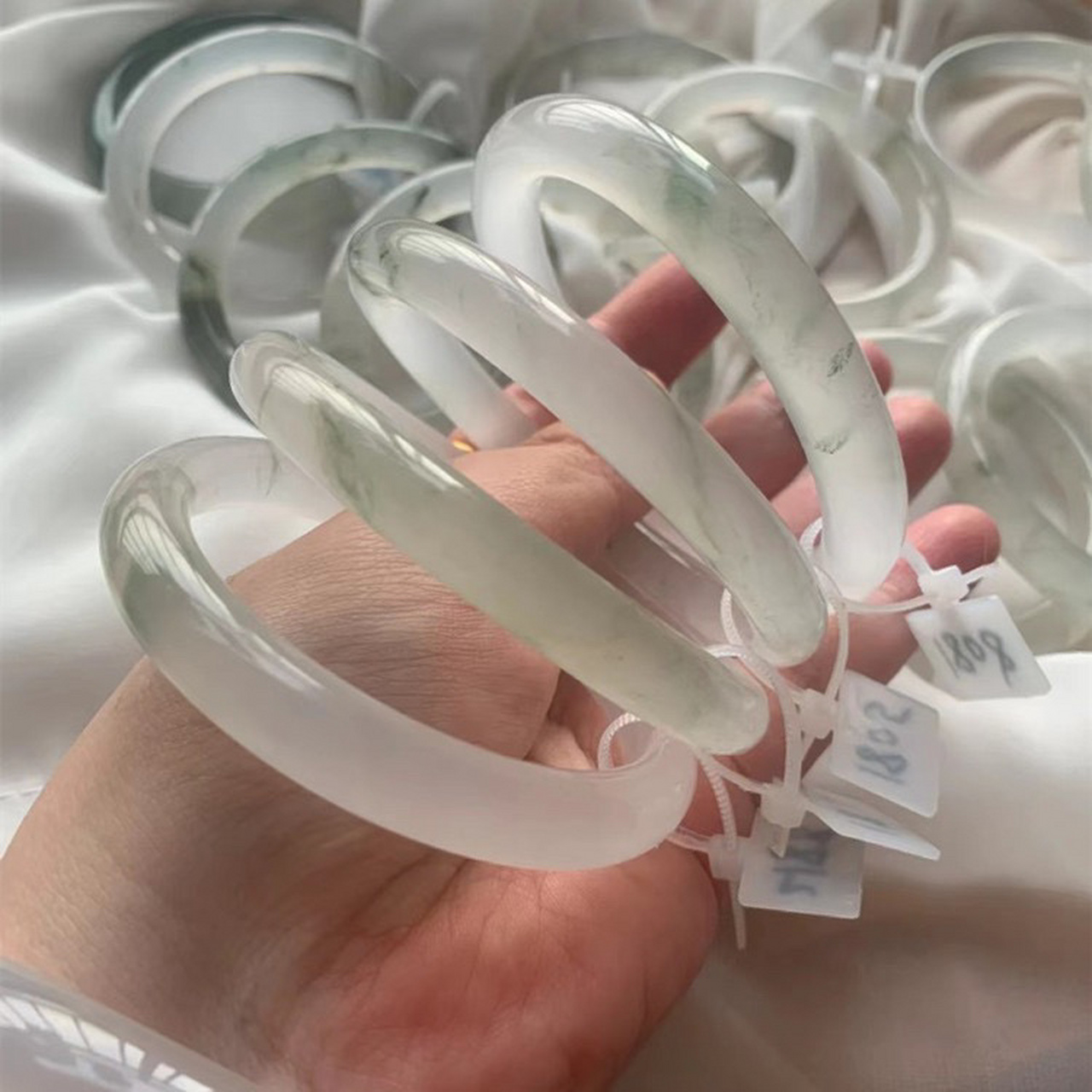 天山翠手镯|冰翠保养 今天再来说一说天山冰翠如何保养,冰翠属于一种