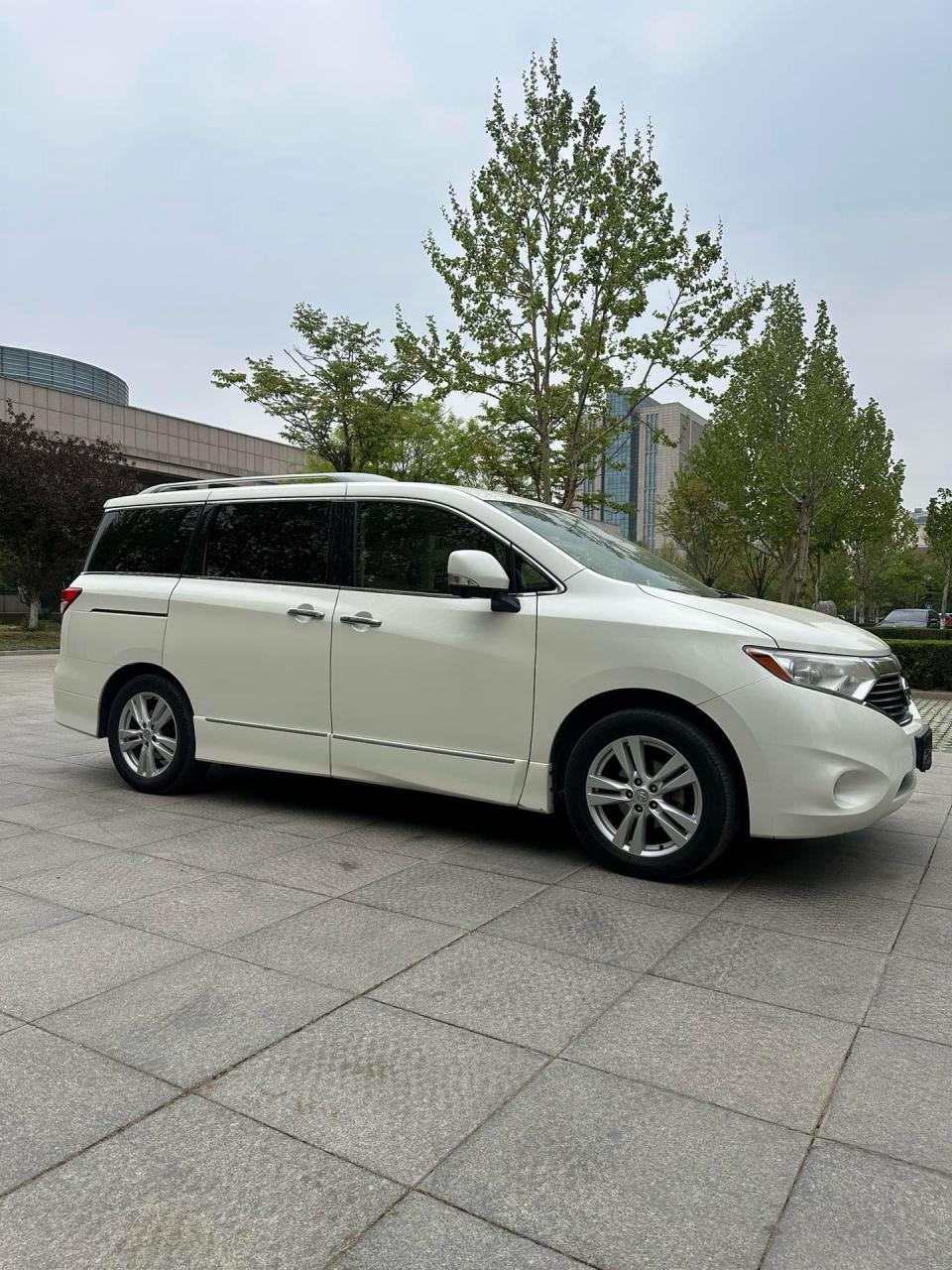 2017年3月进口尼桑贵士sl 7座豪华商务车,移动大沙发,3.