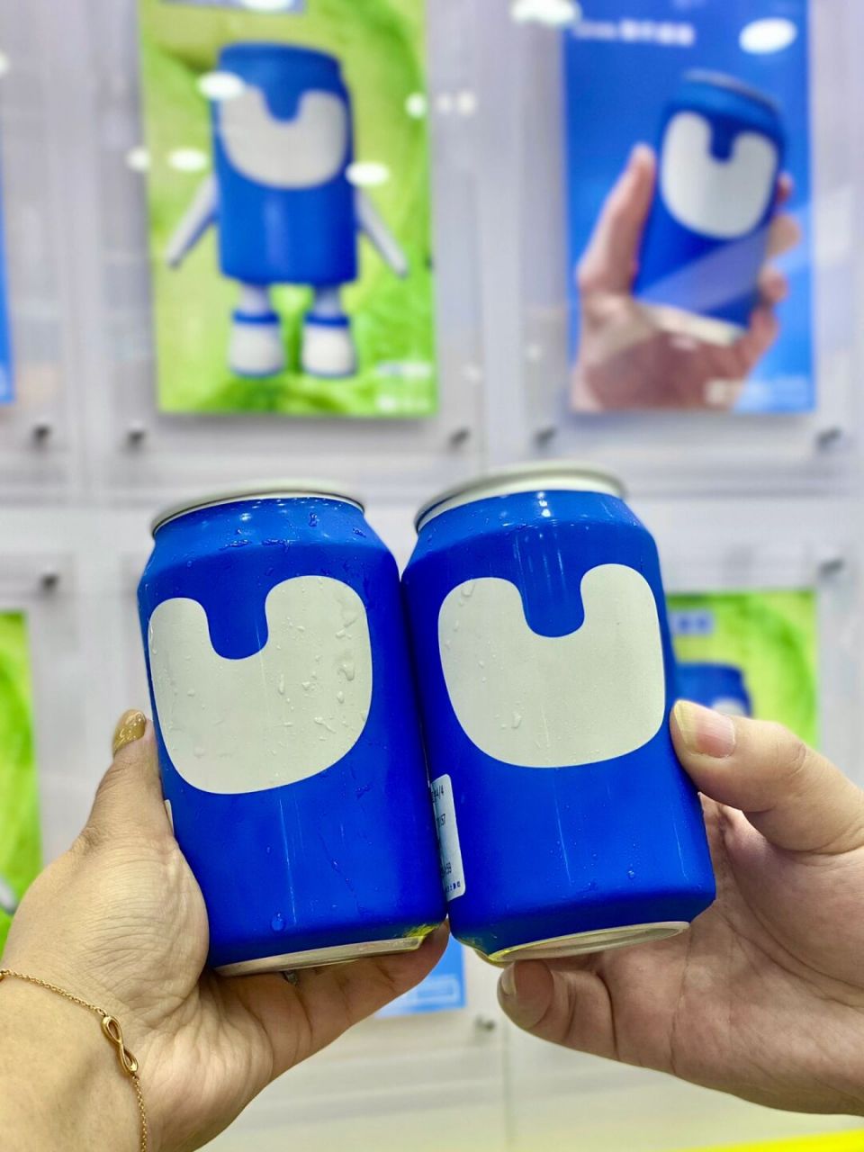 蓝白配色的包装超吸睛～～ 芝士酸奶罐97系列,都是水果味道, 小小