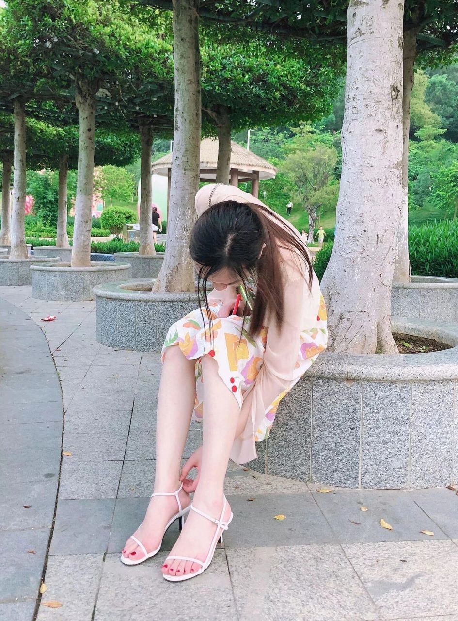 绑带凉鞋除了好看一无是处 穿细跟出门要时不时找地方休息