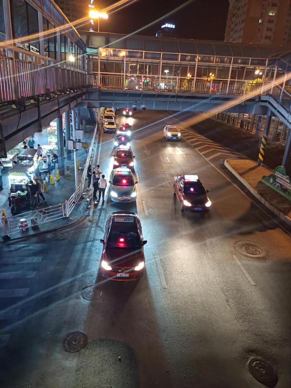 凌晨一点,乌鲁木齐市水磨沟区劳动街还是那么热闹,难怪出租车司机愿意