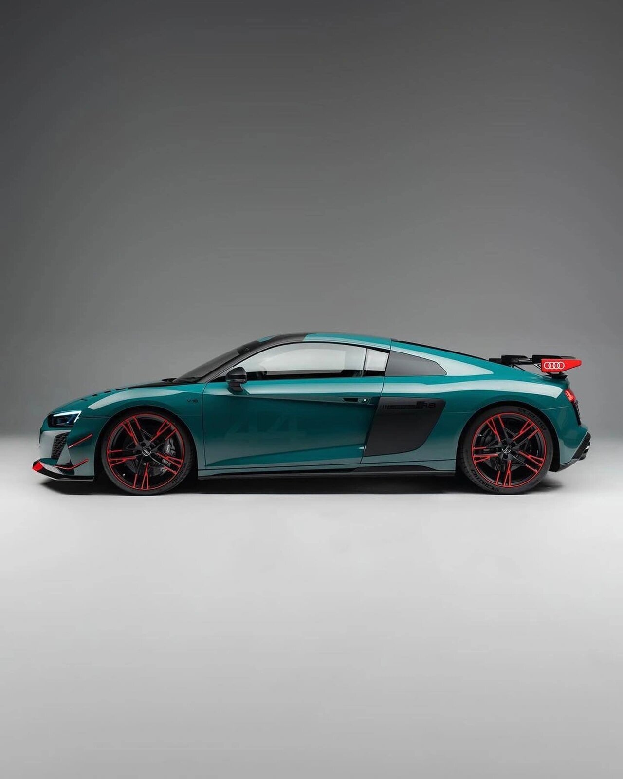 想听听v10引擎的咆哮声 奥迪r8 地狱绿 奥迪r8可以说是bba在超跑领域