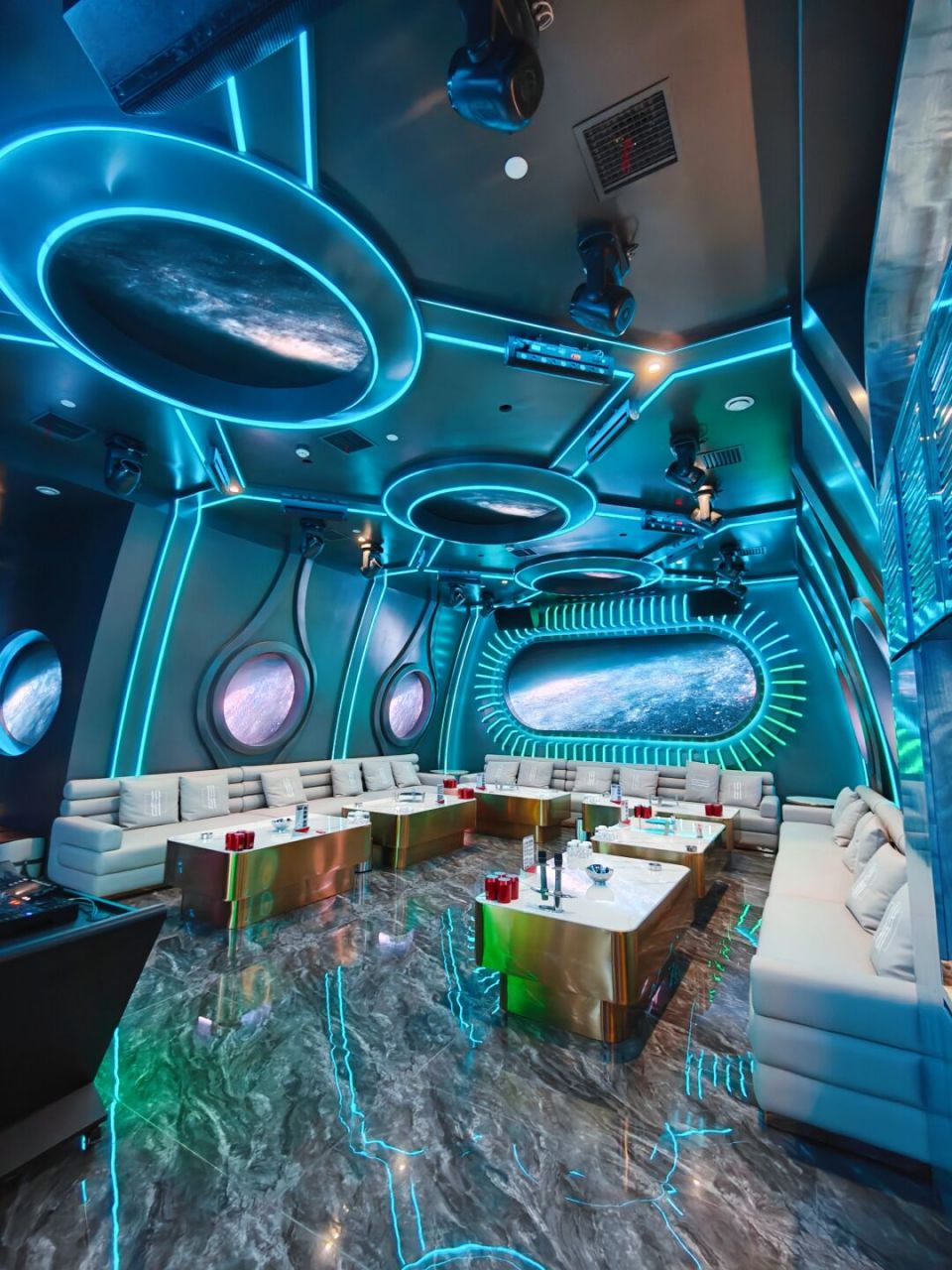 天津竟然有一家能打碟的ktv 不贵,199,三小时含酒水,人均四五十吧.