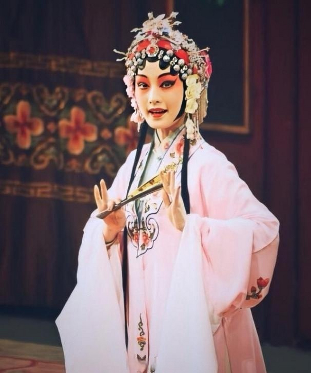 李沁的气质真好,不愧是国家重点培养的昆曲闺门旦的传承人.