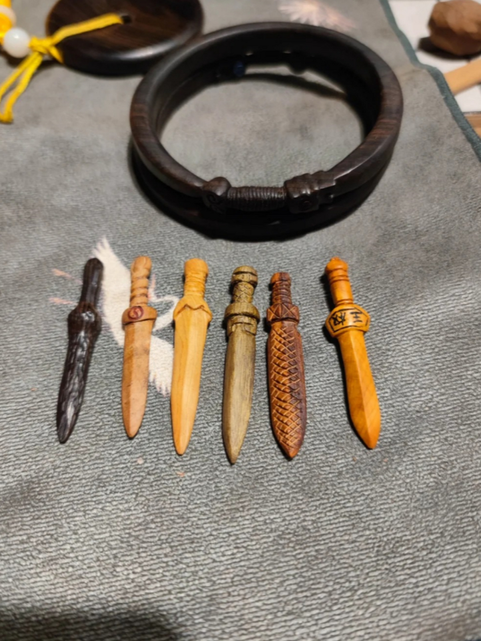 剑身轻盈,纹理自然,充满神秘力量.