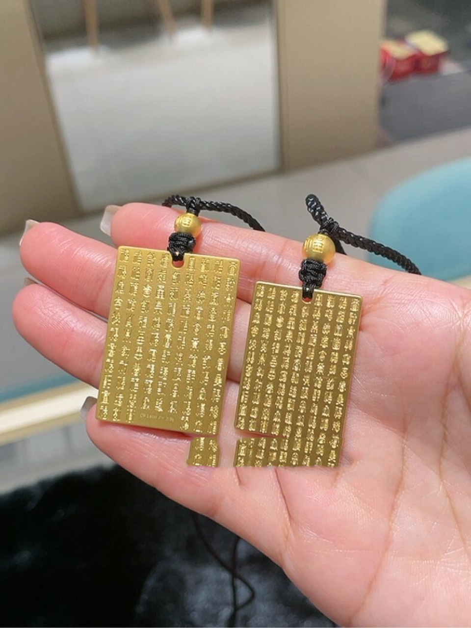 周大福传承系列-龙纳百福 正面蹯编龙纹寓意:权力,地位,智慧,勇敢和