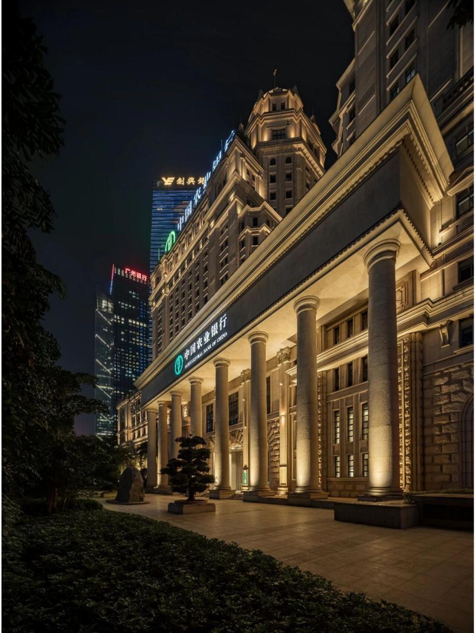 广州夜景更新实践-珠江投资大厦 人造景观的成形是不断完善的过程,从