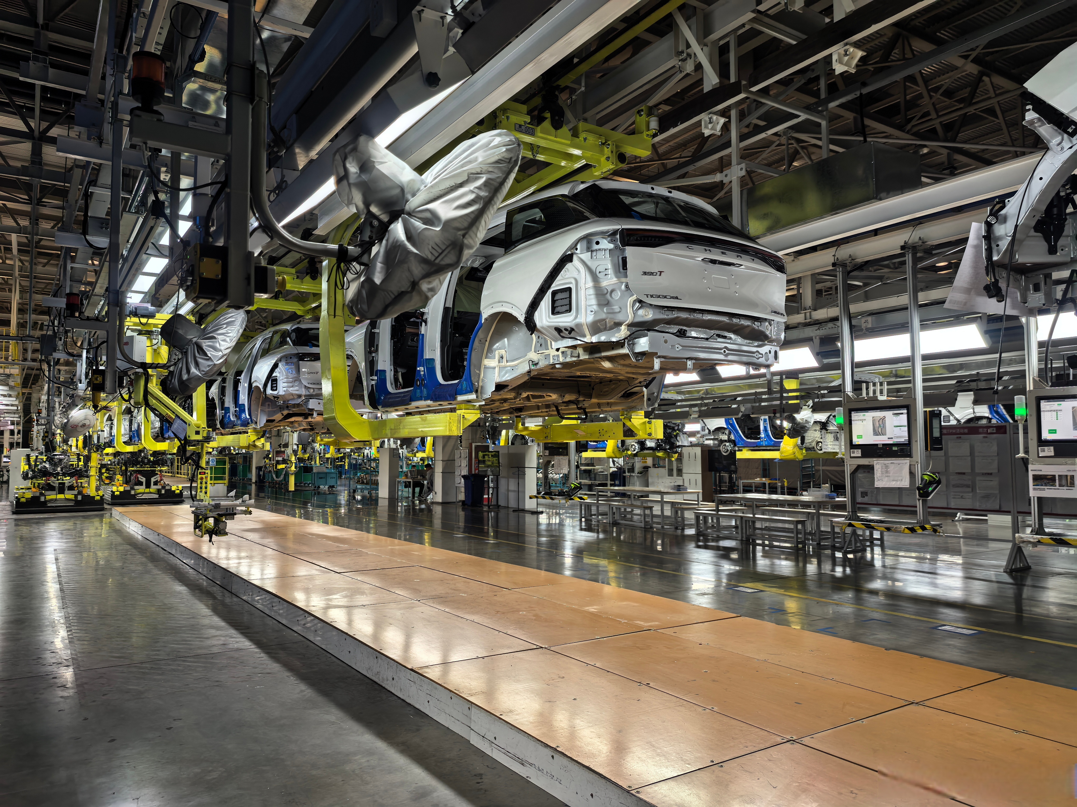 夜探奇瑞汽车青岛超级智能工厂,车间环境和设备维护都非常干净,日常