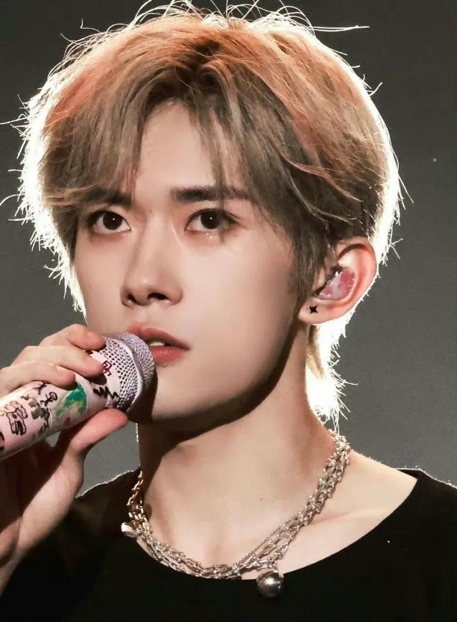 优越的气质和深邃的眼神,再加上全新的发色真的太蛊了,果然颜值优秀的