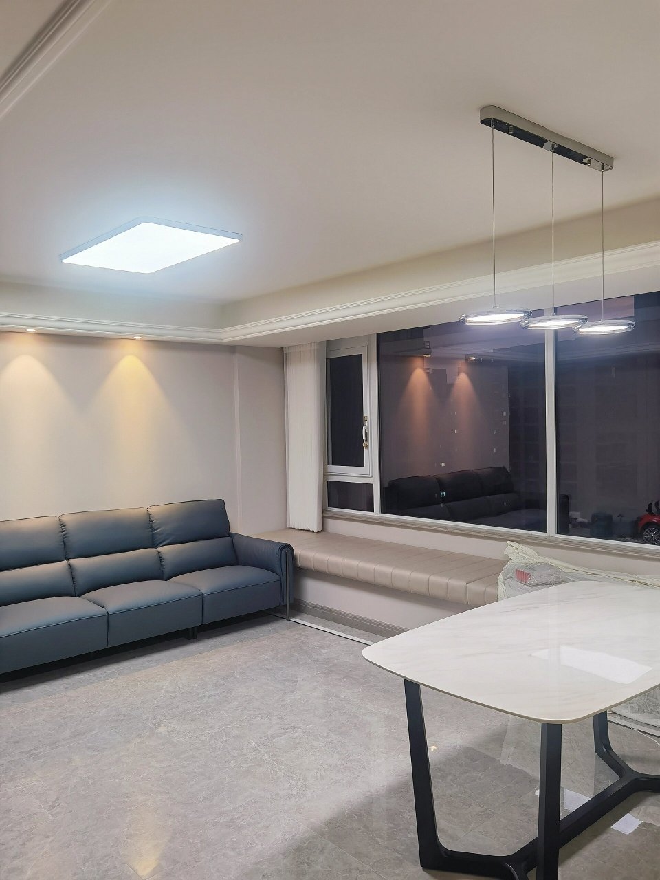 雾霾蓝真皮沙发到啦,搭配个啥颜色的抱枕呢 雾霾蓝确实是很高级啊