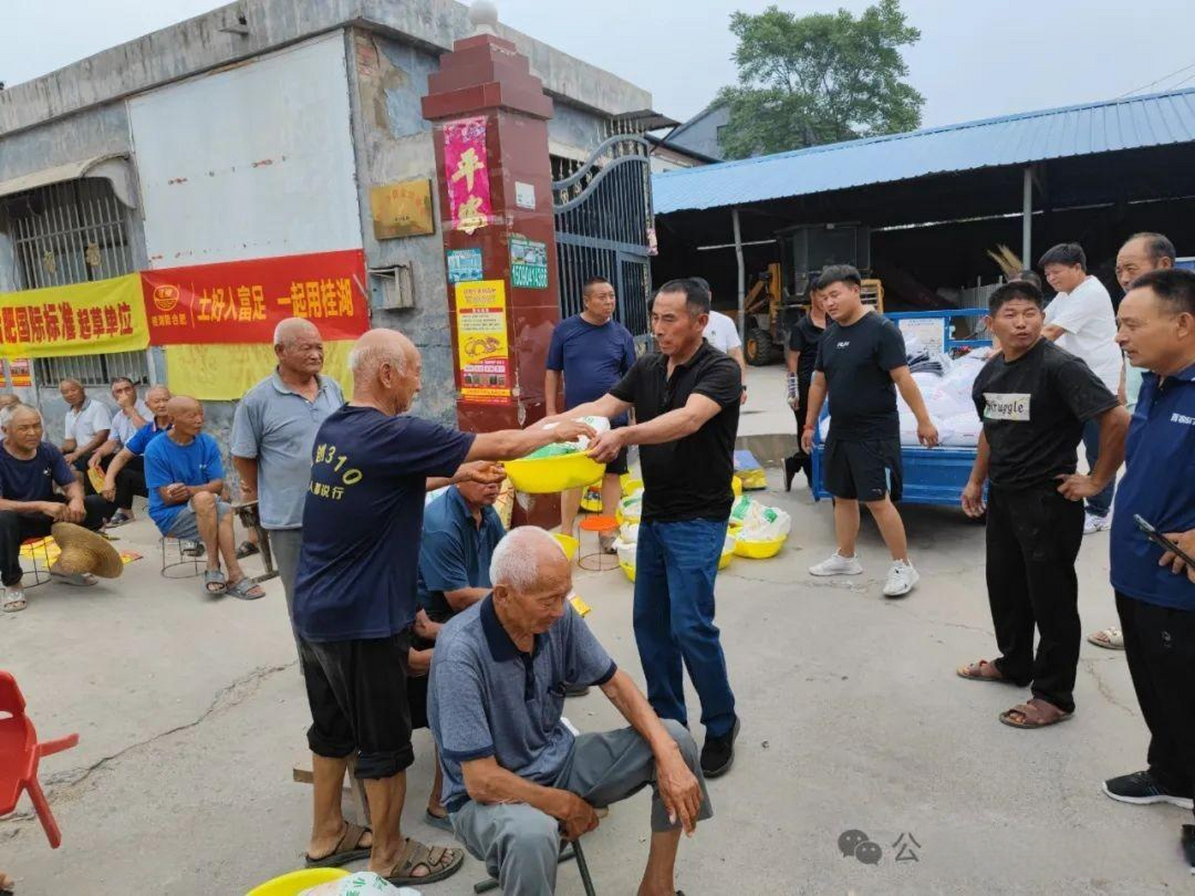 爱老敬老 传统美德  7月1日,原阳县阳阿镇闫庄村举行"爱老敬老 弘扬