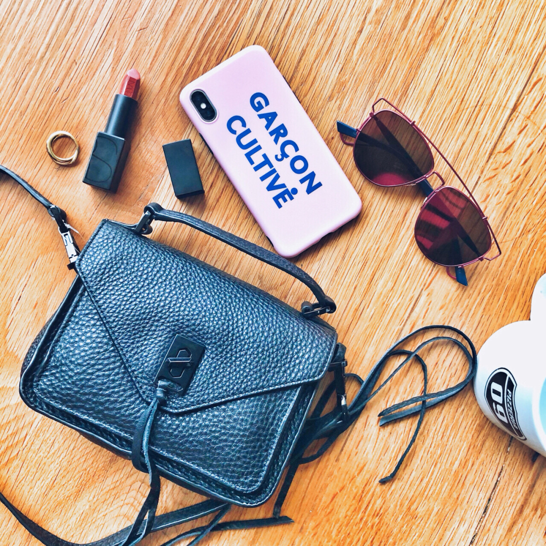 小巧可爱,我自己也入了这款黑色哦~ mini尺寸的包包完全木有抵抗力哇