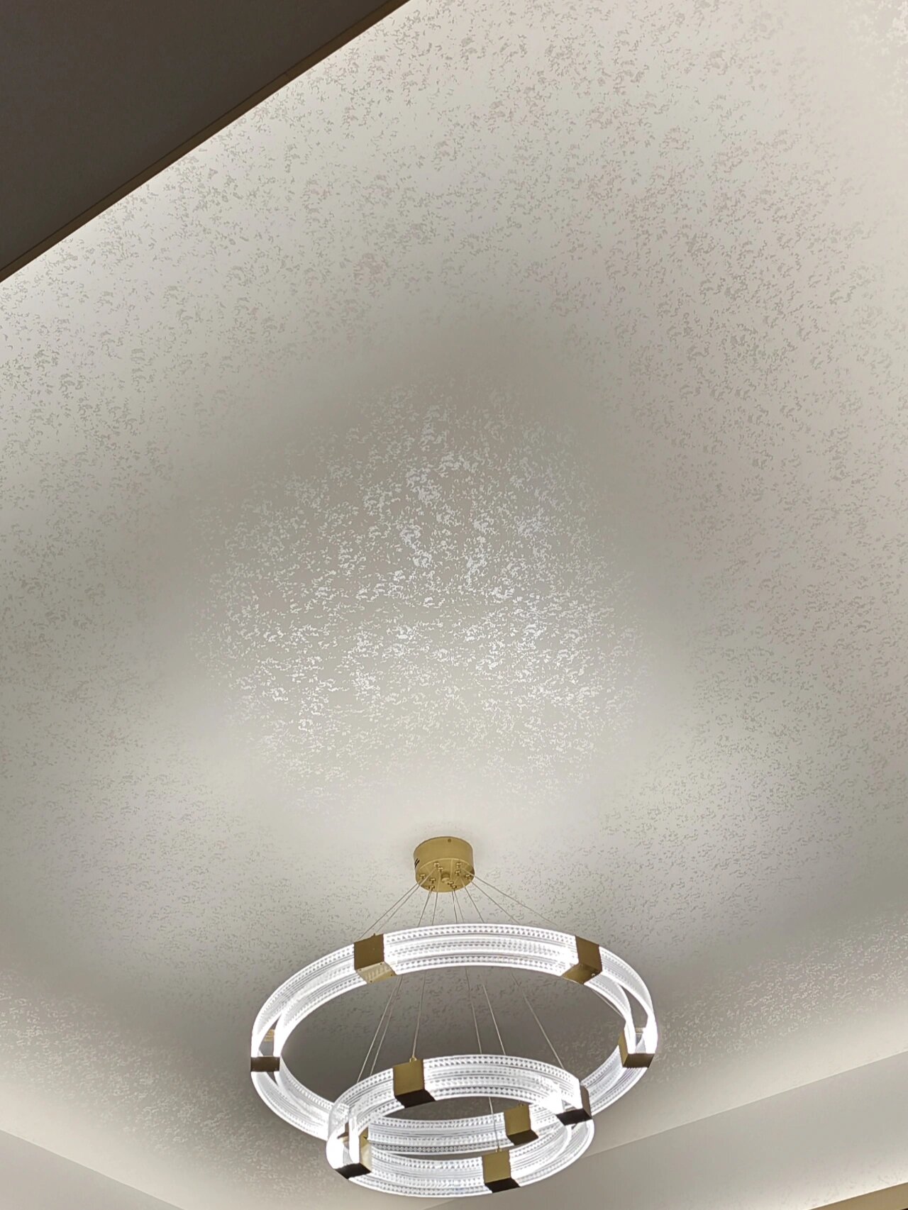 昨天晚上打开灯,看见我家客餐厅屋顶的艺术漆,也想和朋友们分享下