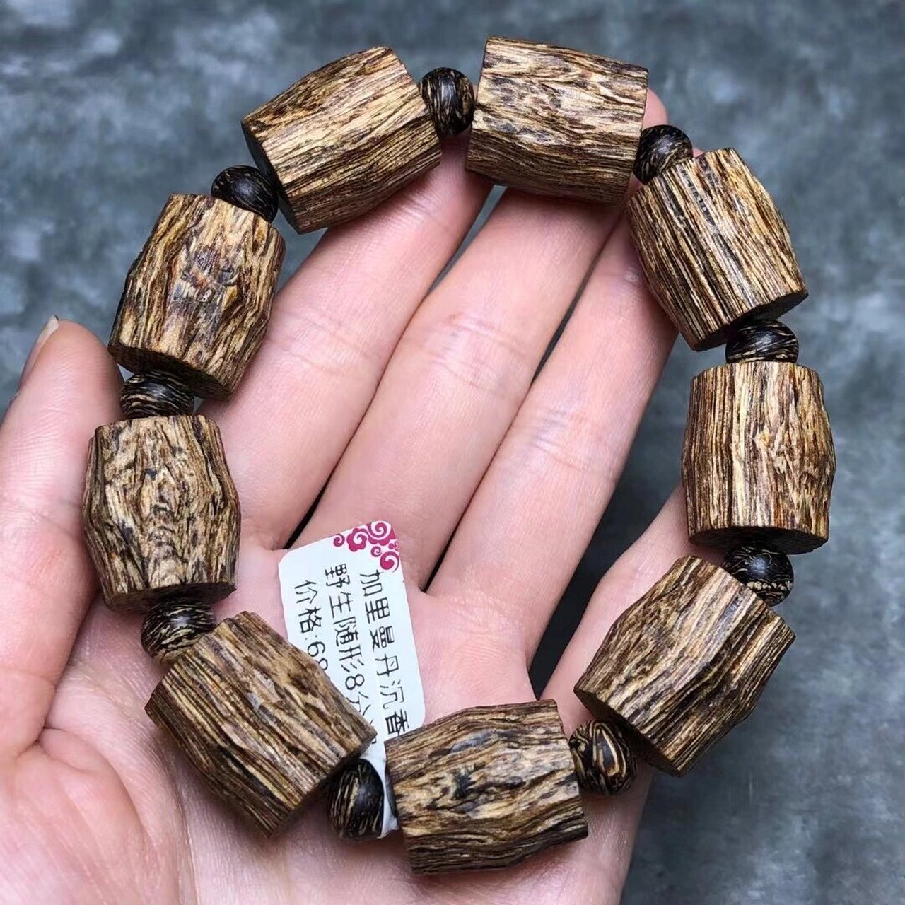 加里曼丹野生随形沉香 加里曼丹野生随形沉香,规格约17*18mm左右,甘甜