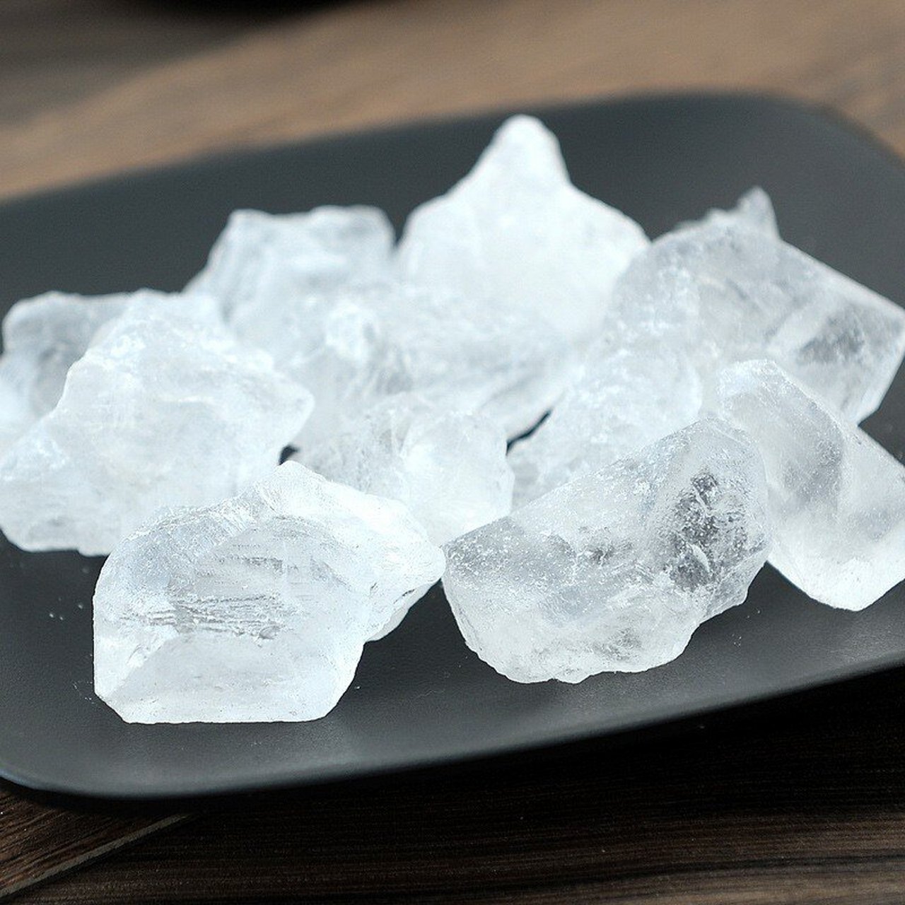 为硫酸盐类矿物明矾石经加工提炼制成.