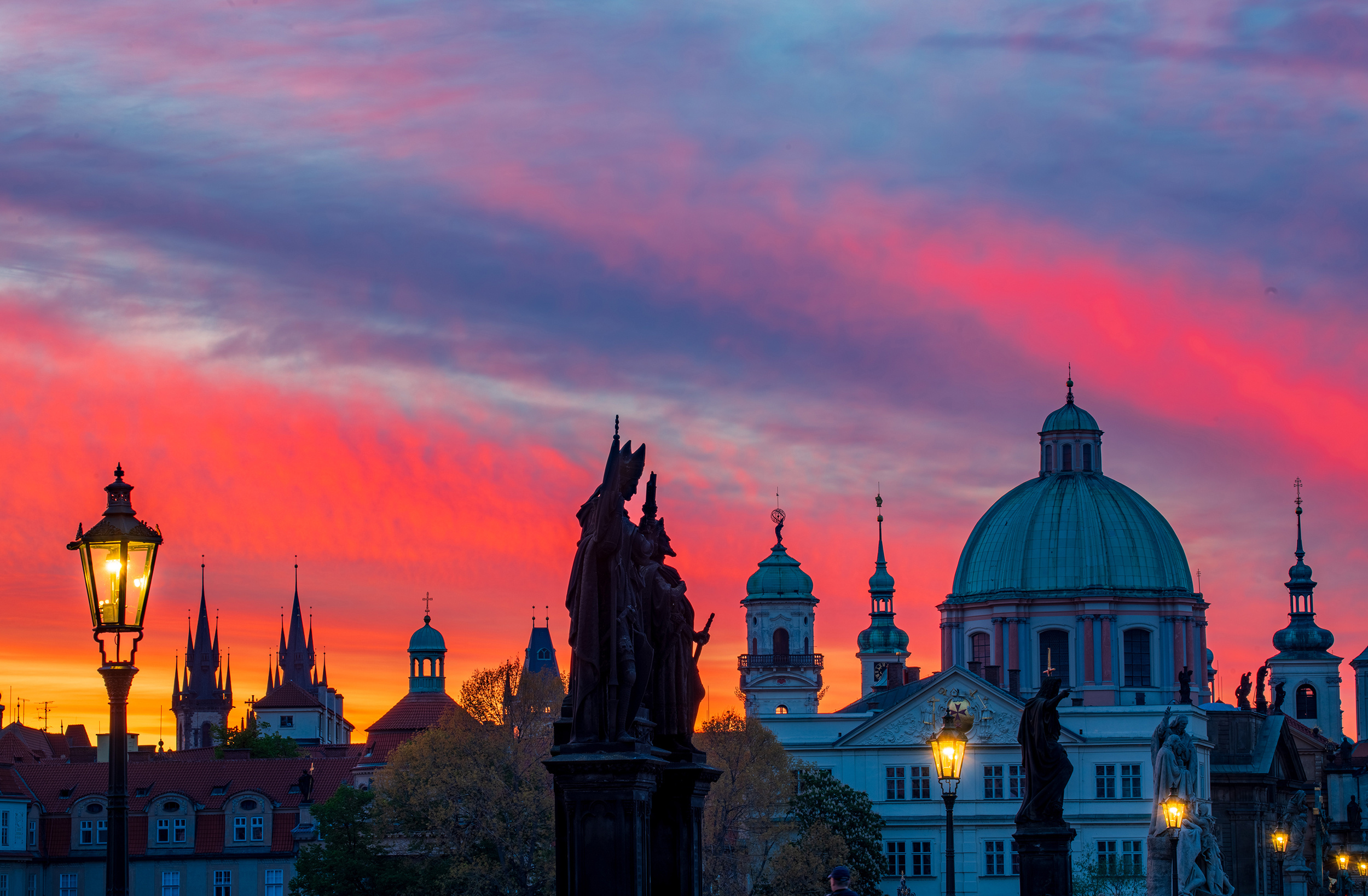 捷克首都布拉格,是全世界第一座被指定为世界遗产的城市,拥有着数千年