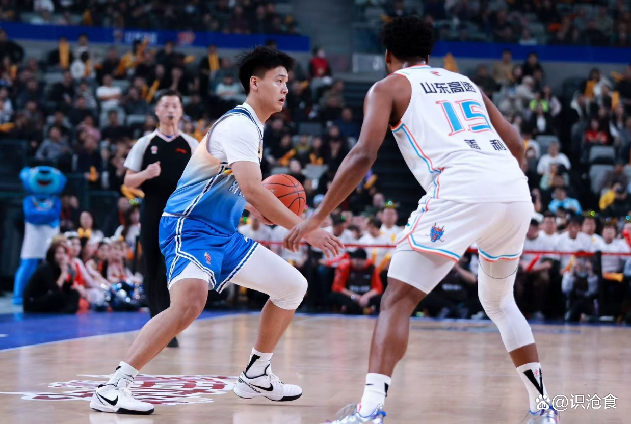 新疆队在客场比赛中力挺球员,成功逆转对手 新疆队在客场比赛中力挺球员,成功逆转对手