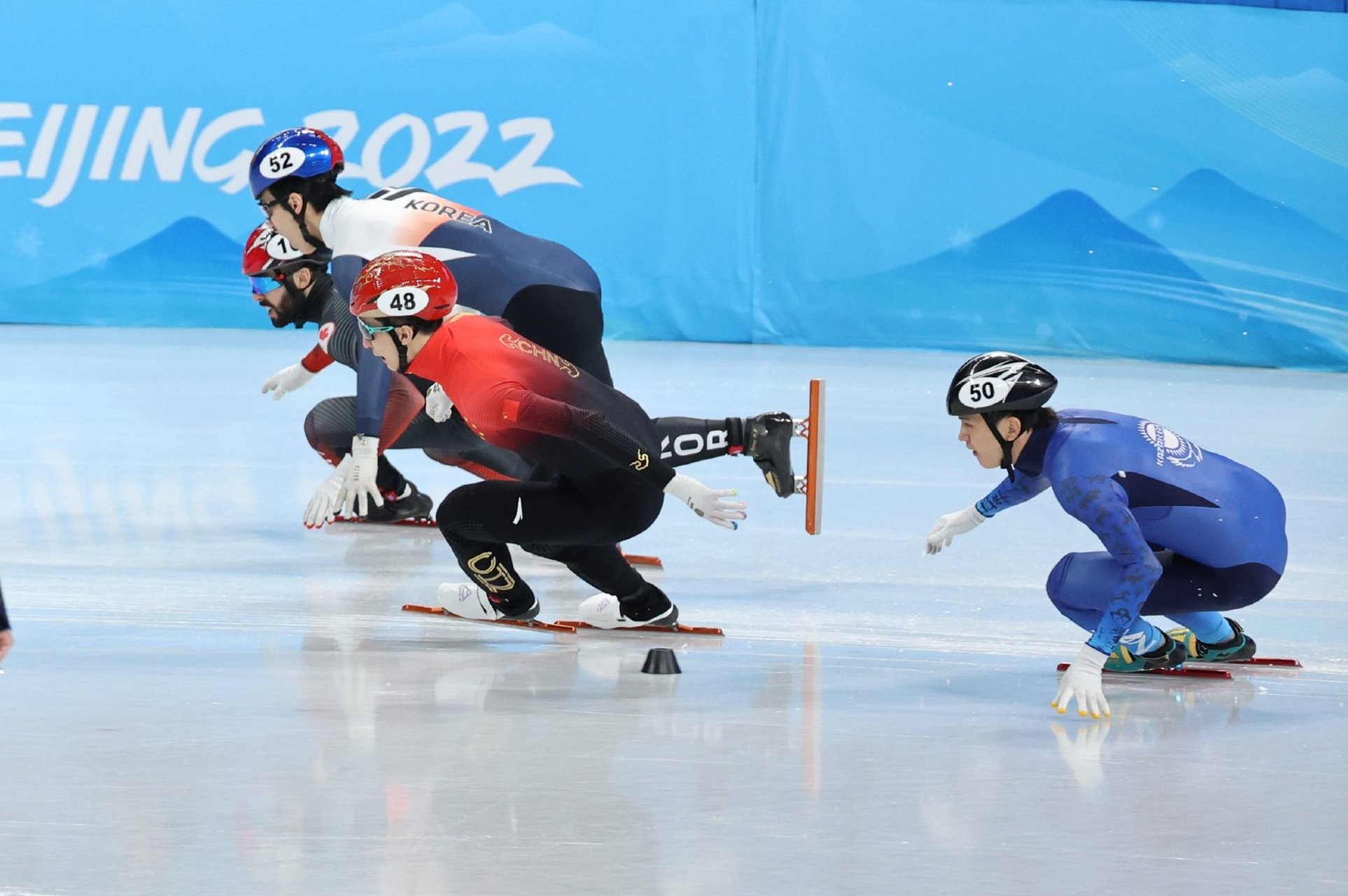 冬奥会短道速滑男子500米半决赛第二组比赛中,韩国选手黄大宪犯规摔倒