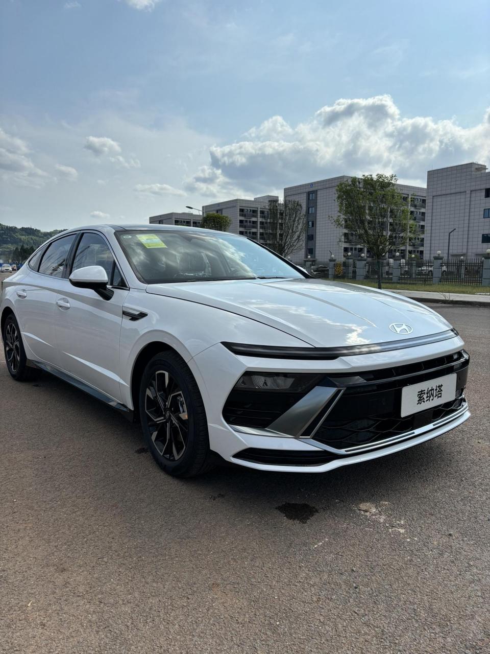 5t白色中配来一个 第十一代索纳塔13.98万起