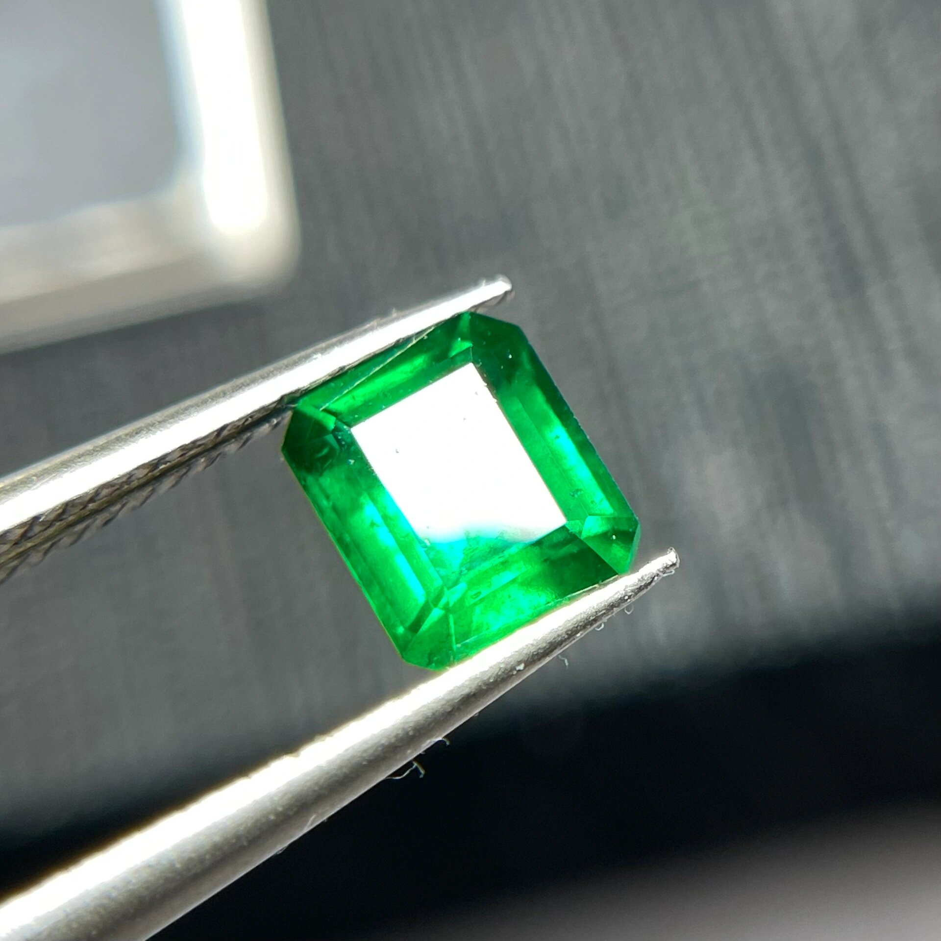 沃顿绿祖母绿裸石,1 克拉的台面,尺寸详见证书,吉尔德证书,晶体在