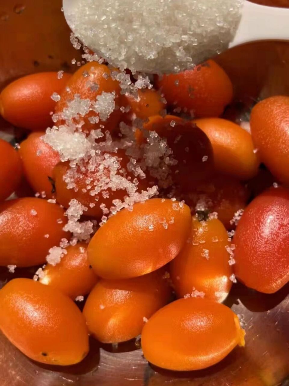 羊奶果吃起来酸酸甜甜的,蘸辣椒面吃太板扎了,一碗都不够吃那种[舔屏