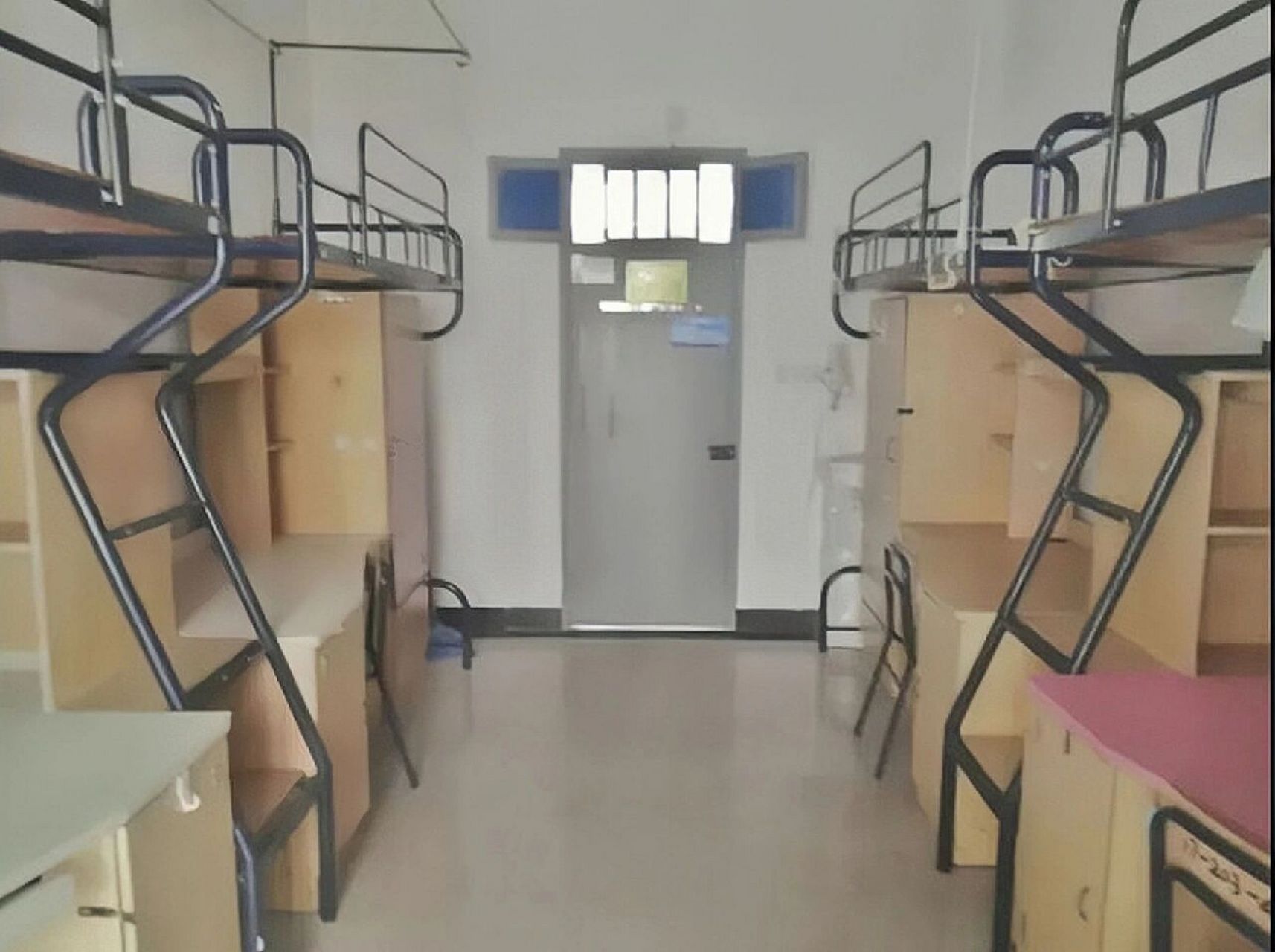 其余的大部分宿舍均为一边床一边桌.